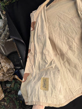 Lade das Bild in den Galerie-Viewer, Gulf War US Army DCU Camouflaged Combat Field Coat/Jacket - 44 inch Chest - The Militaria Shop