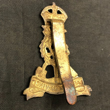 Charger l'image dans la galerie, Original British Army Cap/Beret Badge - Labour Corps - The Militaria Shop