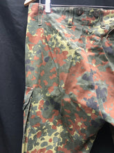 Charger l'image dans la galerie, Genuine German Army Issue G1 Flecktarn Camouflaged Combat Trousers - W:31" L:26" - The Militaria Shop