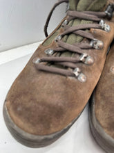 Lade das Bild in den Galerie-Viewer, British Army Surplus Brown Leather Combat Boots - Meindl - Size UK 9 M - The Militaria Shop
