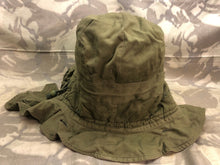 Lade das Bild in den Galerie-Viewer, Original Korean War Era British Army Middle Parka Detatchable Hood - Size Large - The Militaria Shop