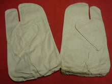 Charger l'image dans la galerie, Original WW2 British Army Gunners Winter White Gloves - Dated 1941 - The Militaria Shop