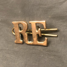 Load image into Gallery viewer, Original WW1 British Army Royal Engineers RE Brass Shoulder Title - The Militaria Shop