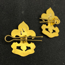 Lade das Bild in den Galerie-Viewer, Original British Collar Badge Pair - King's Regiment - The Militaria Shop