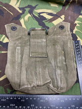 Charger l'image dans la galerie, Original British Army 1944 Pattern Waterbottle Canvas Carrier with Belt Hooks - The Militaria Shop