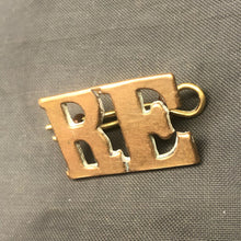Lade das Bild in den Galerie-Viewer, Original WW1 British Army Royal Engineers RE Brass Shoulder Title - The Militaria Shop