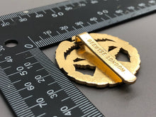 Load image into Gallery viewer, Vintage Kuwait Armed Forces Cap Badge - The Militaria Shop
