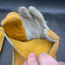Charger l'image dans la galerie, Original WW2 Onwards British Army Pair of Welding Gloves - REME Issue - The Militaria Shop