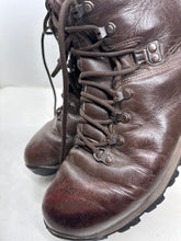 Lade das Bild in den Galerie-Viewer, British Army Surplus Brown Leather Combat Boots - ITURRI - Size UK 9 M - The Militaria Shop