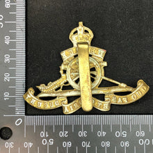 Load image into Gallery viewer, Original WW2 British Army Cap Badge - Royal Artillery - The Militaria Shop