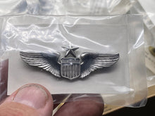 Lade das Bild in den Galerie-Viewer, Original US Air Force Senior Pilot Dress Uniform Wing Badge - Unissued in Packet - The Militaria Shop