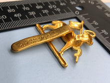 Lade das Bild in den Galerie-Viewer, Genuine British Army Queen's Royal Regiment (West Surrey) Cap Badge - The Militaria Shop