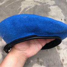 Lade das Bild in den Galerie-Viewer, Genuine British Army Forces Beret - UN United Nations - Size 53 - The Militaria Shop