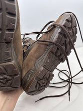 Lade das Bild in den Galerie-Viewer, British Army Surplus Brown Leather Combat Boots - YDS - Size UK 7 M - The Militaria Shop