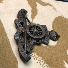 Load image into Gallery viewer, Original WW2 British Army Royal Artillery Officers Bronze Cap Badge - The Militaria Shop