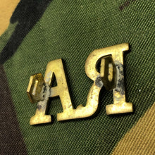 Lade das Bild in den Galerie-Viewer, Genuine British Army WW1 Brass Shoulder Title - Royal Artillery - The Militaria Shop