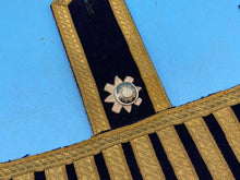Lade das Bild in den Galerie-Viewer, Original Single British Army Scots Guards Bandsman's Epaulette / Wing / Swallows - The Militaria Shop