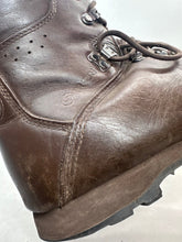 Lade das Bild in den Galerie-Viewer, British Army Surplus Brown Leather Combat Boots - ITURRI - Size UK 9 M - The Militaria Shop
