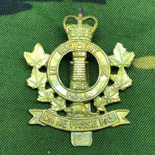 Load image into Gallery viewer, Genuine Canadian Army Brass Cap Badge - Régiment de Hull - The Militaria Shop