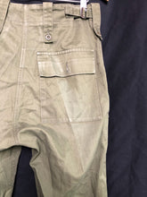 Lade das Bild in den Galerie-Viewer, Genuine British Army OD Green Lightweight Combat Trousers - Size 80/80/96 - The Militaria Shop