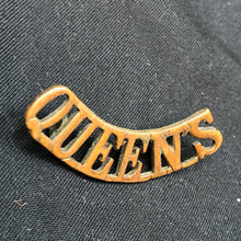 Lade das Bild in den Galerie-Viewer, Original WW1 British Army Brass Shoulder Title - Queen's Regiment - The Militaria Shop