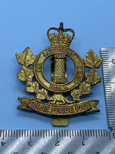 Load image into Gallery viewer, Original Canadian Army Le Regiment de Hull Cap Badge - The Militaria Shop