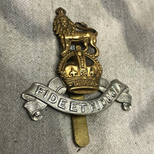 Load image into Gallery viewer, Original WW1 WW2 British Army Royal Army Pay Corps RAPC Cap Badge - The Militaria Shop