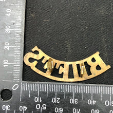 Lade das Bild in den Galerie-Viewer, Original WW1 British Army Brass Shoulder Title - Buffs East Kent Regiment - The Militaria Shop