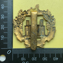 Load image into Gallery viewer, Original WW1/WW2 British Army The Essex Regiment Cap Badge - The Militaria Shop