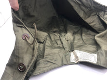 Lade das Bild in den Galerie-Viewer, Original WW2 US Army M-1943 Smock Hood - Size Medium - The Militaria Shop