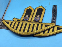 Lade das Bild in den Galerie-Viewer, Pair of Original British Army Grenadier Guards Bandsman's Epaulettes / Wings - The Militaria Shop