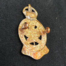 Lade das Bild in den Galerie-Viewer, Original British Army WW1 / WW2 Royal Montreal Regiment Cap Badge - The Militaria Shop