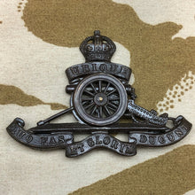 Load image into Gallery viewer, Original WW2 British Army Royal Artillery Officers Bronze Cap Badge - The Militaria Shop