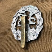Load image into Gallery viewer, Original WW2 British Army Hampshire Regiment Cap Badge - The Militaria Shop