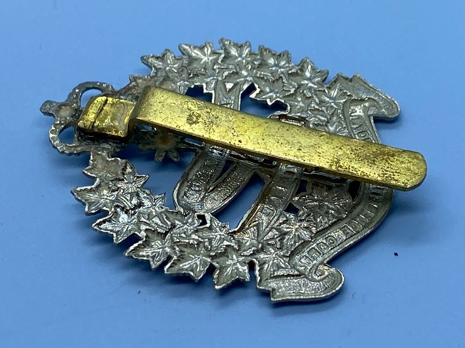 Original Queen's Crown Canadian Intelligence Corps Cap Badge - The Militaria Shop