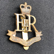 Charger l'image dans la galerie, Genuine British Army Military Provost Staff Corps Cap Badge - The Militaria Shop