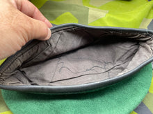 Lade das Bild in den Galerie-Viewer, Original British Army Adjutant Generals Corps Beret with Badge - The Militaria Shop