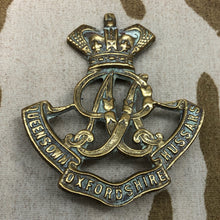 Charger l'image dans la galerie, British Army Queen Victoria's Oxfordshire Hussars Regiment Cap Badge - The Militaria Shop
