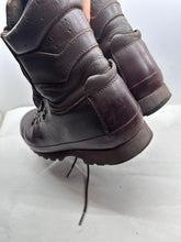 Lade das Bild in den Galerie-Viewer, British Army Surplus Brown Leather Combat Boots - Altberg - Size UK 9 M - The Militaria Shop