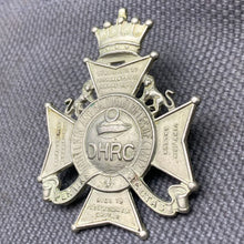 Lade das Bild in den Galerie-Viewer, Original WW2 Canadian Army Dufferin and Haldimand Rifles of Canada Cap Badge - The Militaria Shop