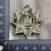 Load image into Gallery viewer, Original WW1 British Army The Devonshire Regiment Cap Badge - The Militaria Shop