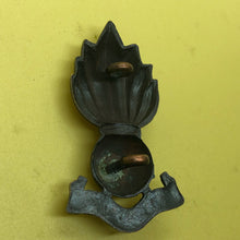 Load image into Gallery viewer, Original WW1/WW2 British Army Royal Artillery Cap Badge - The Militaria Shop