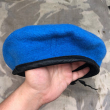 Lade das Bild in den Galerie-Viewer, Genuine British Army Forces Beret - UN United Nations - Size 53 - The Militaria Shop