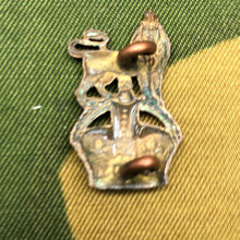 Load image into Gallery viewer, Original WW1 British Army Collar Badge - Royal First Devon - The Militaria Shop