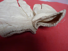 Charger l'image dans la galerie, Original WW2 British Army Gunners Winter White Gloves - 1942 - The Militaria Shop