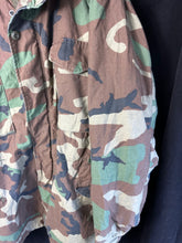 Lade das Bild in den Galerie-Viewer, Genuine US M65 Woodland Camouflage Field Jacket - Medium Regular - The Militaria Shop