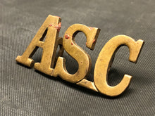 Lade das Bild in den Galerie-Viewer, Original WW1 British Army Brass Shoulder Title - Army Service Corps ASC - The Militaria Shop