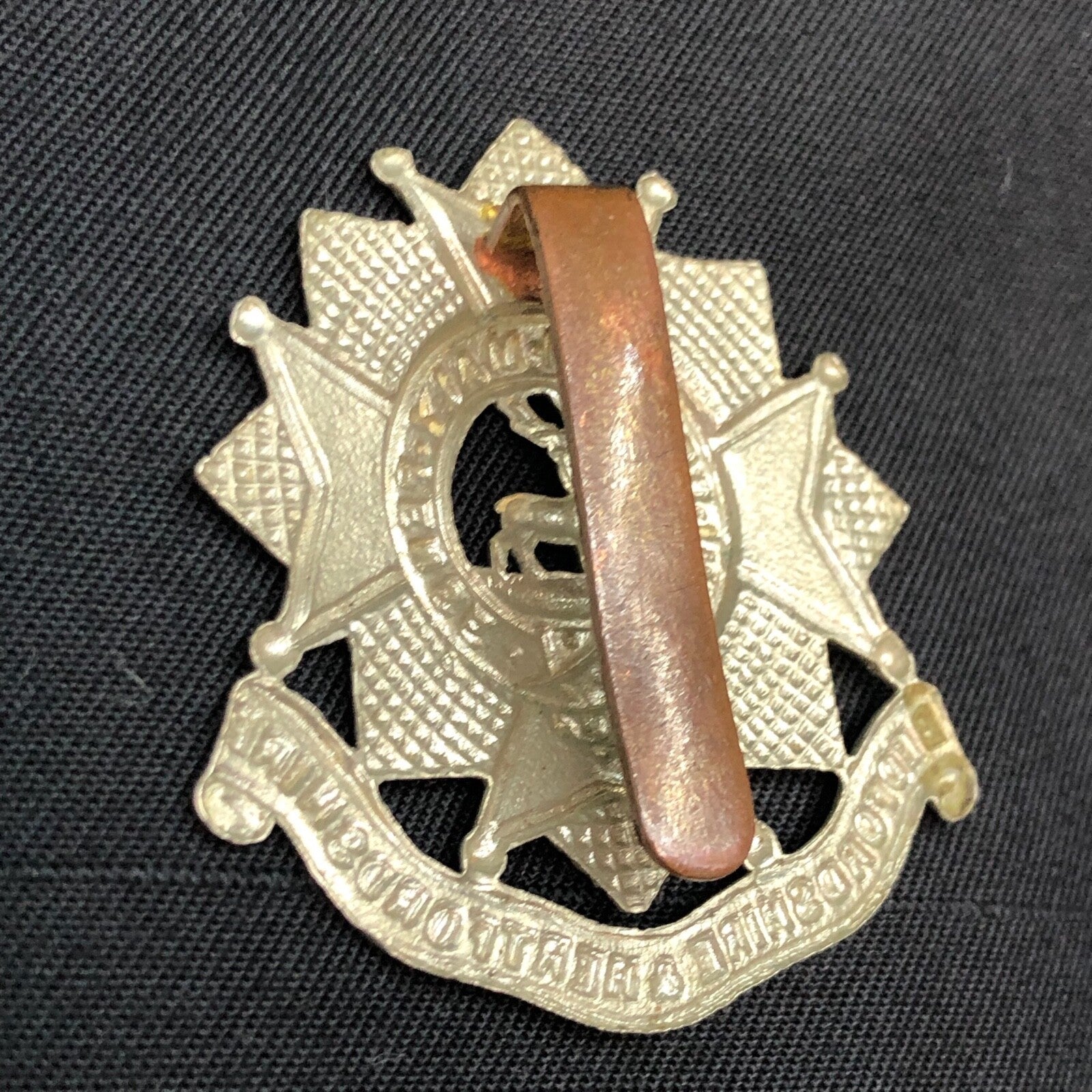 Original WW1 / WW2 British Army Bedfordshire & Hertfordshire Regiment Cap Badge - The Militaria Shop