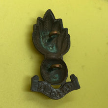 Load image into Gallery viewer, Original WW1/WW2 British Army Royal Artillery Cap Badge - The Militaria Shop