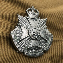 Load image into Gallery viewer, Original WW1 British Army 5th (Cumberland) Btn Border Regiment Cap Badge - The Militaria Shop